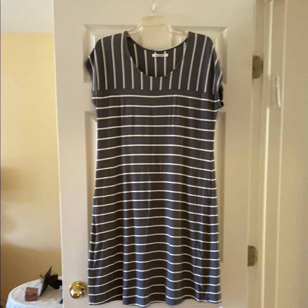 Gray Midi Dress with Crew Neck and Short Sleeves